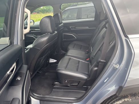 Used 2024 Kia Telluride LX image 4