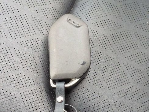 Used 2025 Kia Carnival FWD image 27
