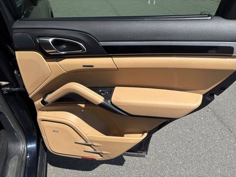 Used 2016 Porsche Cayenne S image 18