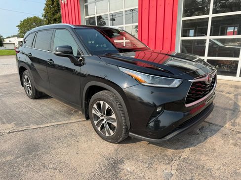 Used 2021 Toyota Highlander XLE AWD/4WD image 2