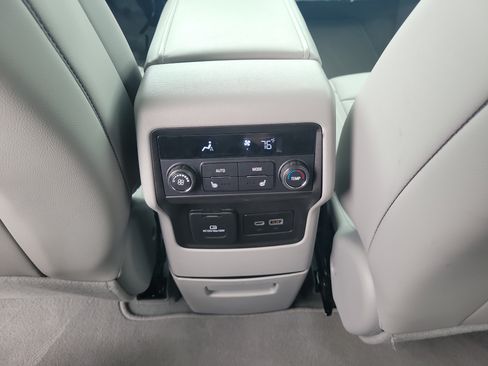 Used 2023 GMC Acadia SLT w/ Preferred Package FWD image 12