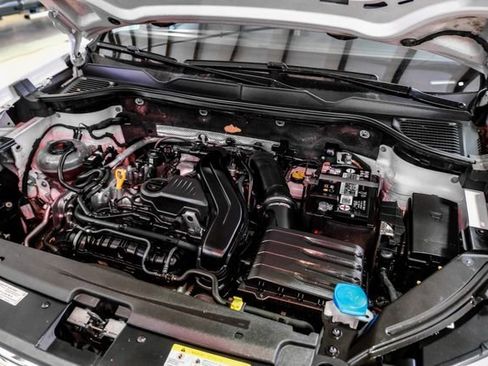 Used 2023 Volkswagen Taos SE w/ Panoramic Sunroof Package image 44