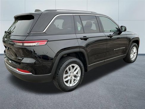 Used 2023 Jeep Grand Cherokee Laredo AWD/4WD image 5