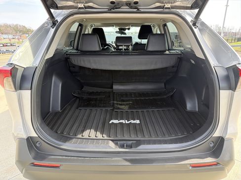 Used 2021 Toyota RAV4 XLE Premium image 32