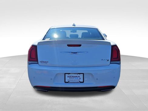 Used 2018 Chrysler 300 S w/ 300S Premium Group RWD image 4