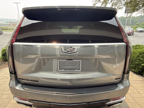 Used 2024 Cadillac Escalade Premium Luxury w/ Performance Package AWD/4WD image 6