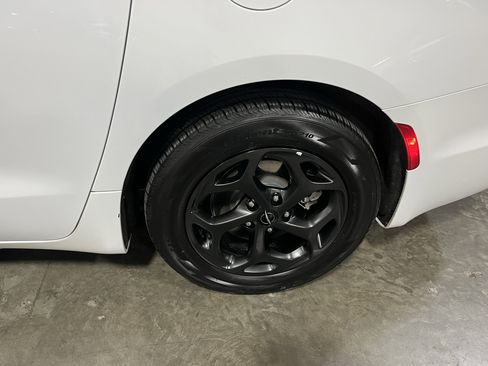 Used 2024 Chrysler Pacifica Select image 25