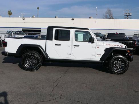Used 2025 Jeep Gladiator Mojave w/ Convenience Group image 3