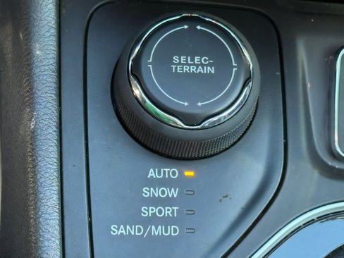 Used 2021 Jeep Cherokee Altitude image 23