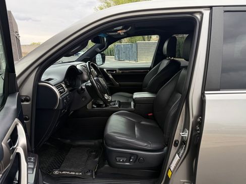 Used 2020 Lexus GX 460 Premium w/ Premium Package image 32