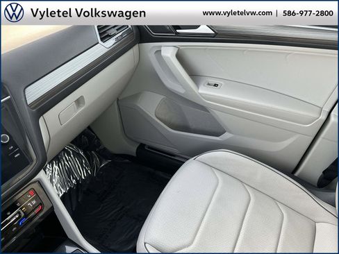 Certified 2022 Volkswagen Tiguan SEL R-Line image 33