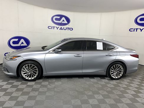 Used 2022 Lexus ES 300h Ultra Luxury w/ Accessory Package FWD image 6