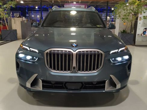 Used 2024 BMW X7 xDrive40i w/ Premium Package AWD/4WD image 3