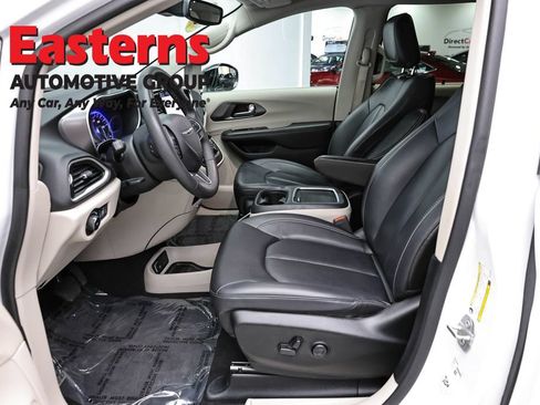 Used 2024 Chrysler Pacifica Touring-L FWD image 14