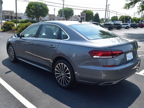 Used 2022 Volkswagen Passat 2.0T FWD image 4