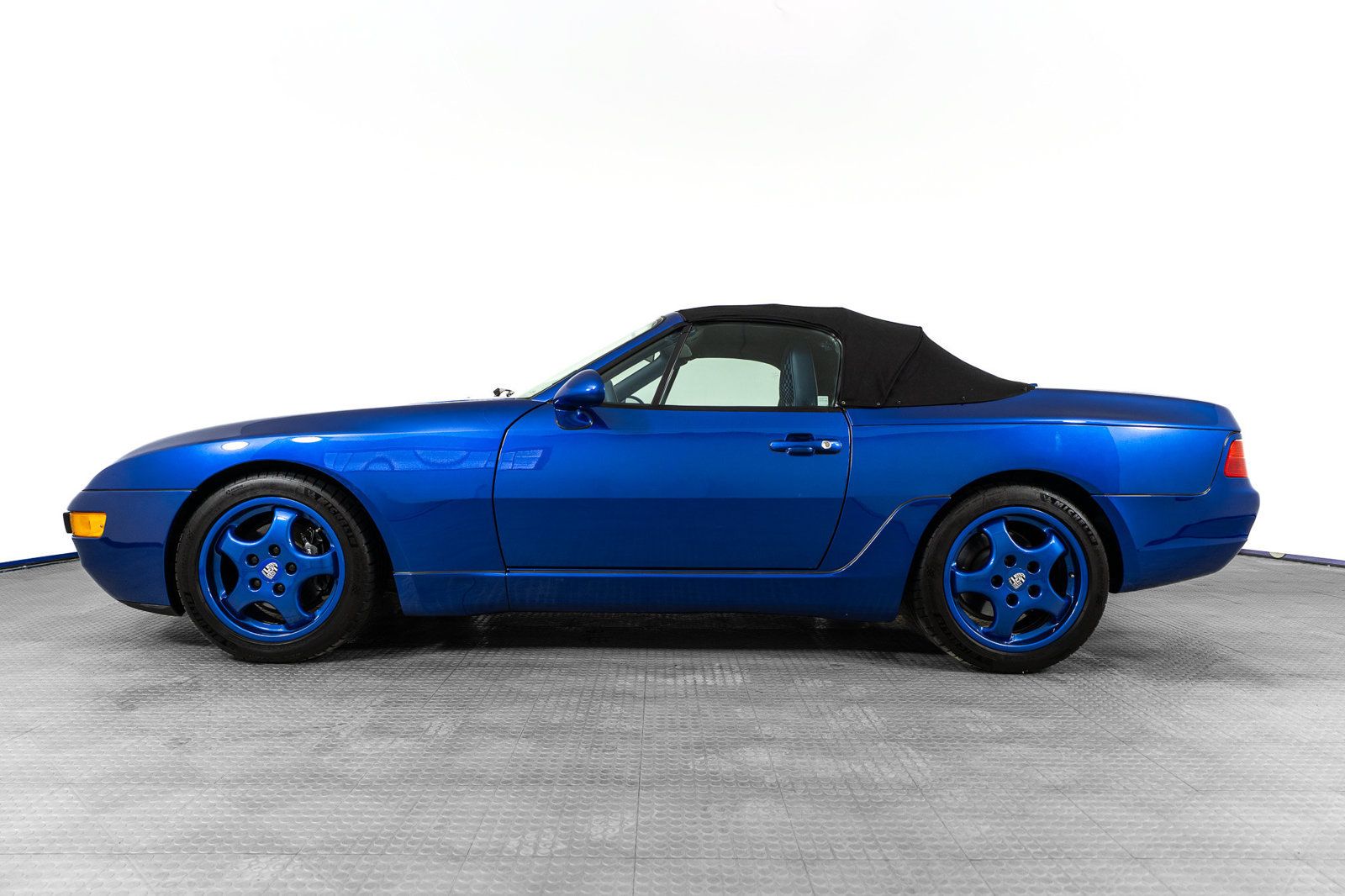 Used 1992 Porsche 968 Cabriolet RWD image 3