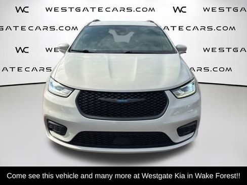 Used 2021 Chrysler Pacifica Touring w/ Uconnect Theater Family Group FWD image 2