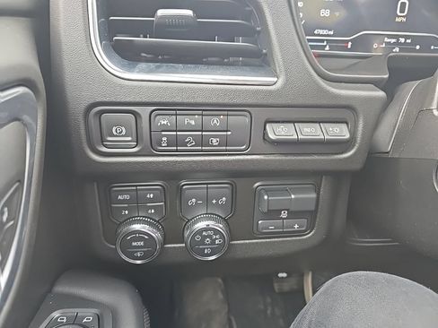 Used 2024 GMC Yukon XL AT4 w/ AT4 Premium Plus Package AWD/4WD image 28