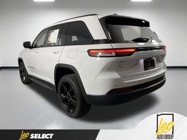 Used 2023 Jeep Grand Cherokee Altitude RWD image 10