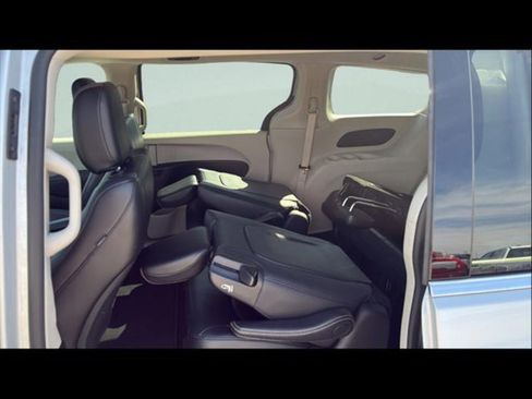 Used 2024 Chrysler Pacifica Select image 17