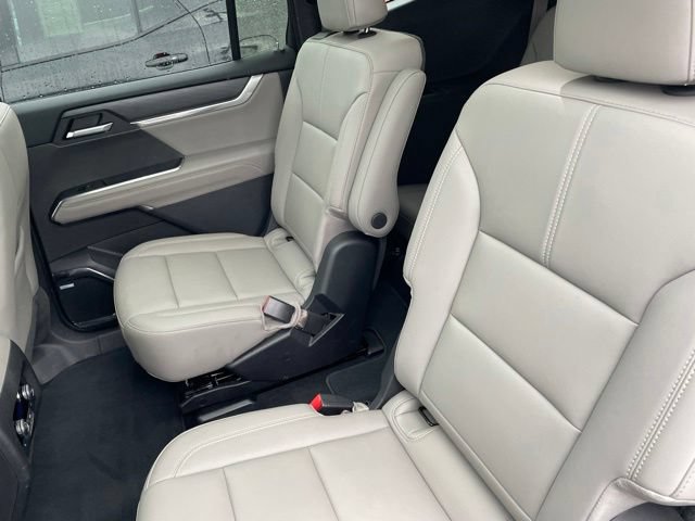 Used 2026 GMC Acadia Elevation w/ Elevation Premium Package FWD image 10
