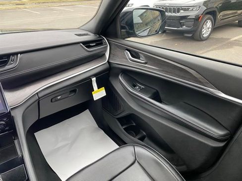 Used 2024 Jeep Grand Cherokee L Limited w/ Luxury Tech Group II image 36