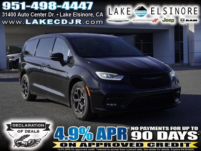 Used 2022 Chrysler Pacifica Touring-L w/ Uconnect Theater Family Group