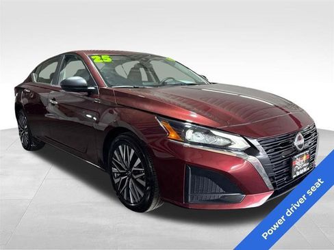Used 2025 Nissan Altima 2.5 SV FWD image 3