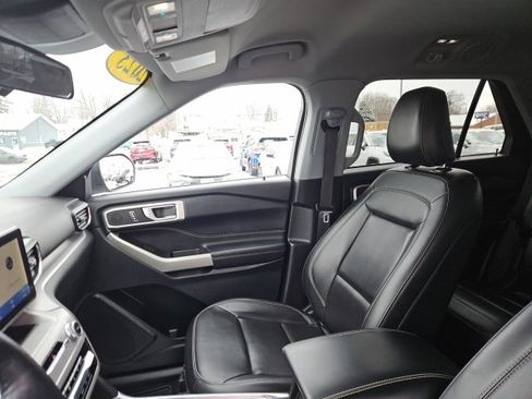 Used 2023 Ford Explorer XLT w/ Equipment Group 202A image 32