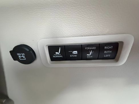 Used 2020 Chrysler Pacifica Limited image 34