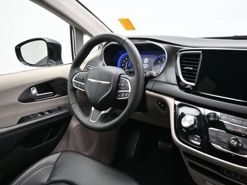 Used 2024 Chrysler Pacifica Touring-L FWD image 17