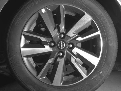 Used 2025 Nissan Versa SV image 14