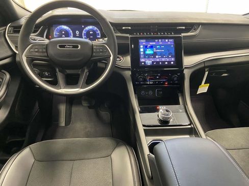 New 2025 Jeep Grand Cherokee Altitude image 12