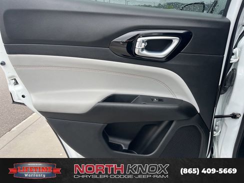 Used 2024 Jeep Compass Limited image 15