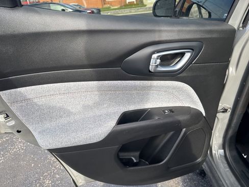 Used 2023 Jeep Compass Latitude image 34