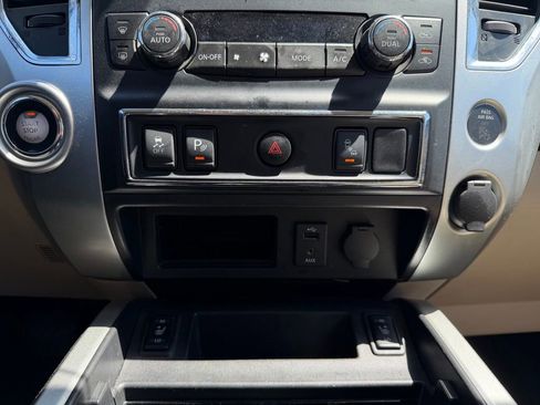 Used 2018 Nissan Titan SV w/ SV Convenience Package RWD image 20