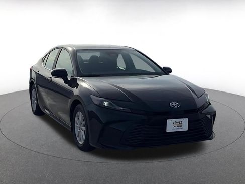 Used 2025 Toyota Camry LE image 3