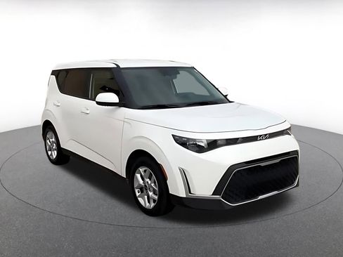 Used 2025 Kia Soul LX w/ LX Technology Package FWD image 3