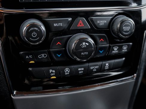 Used 2022 Jeep Grand Cherokee Laredo X RWD image 32