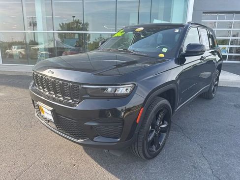 Used 2023 Jeep Grand Cherokee Altitude AWD/4WD image 2
