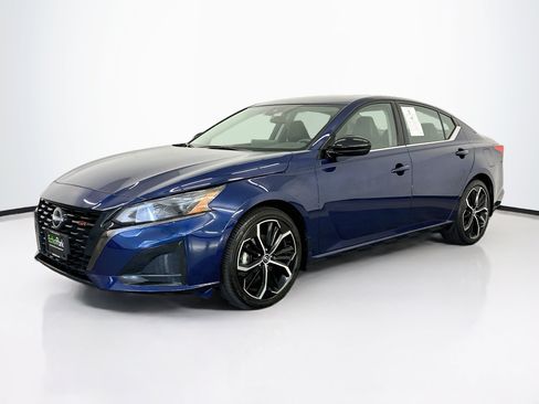 Used 2024 Nissan Altima 2.5 SR w/ SR Premium Package FWD image 3
