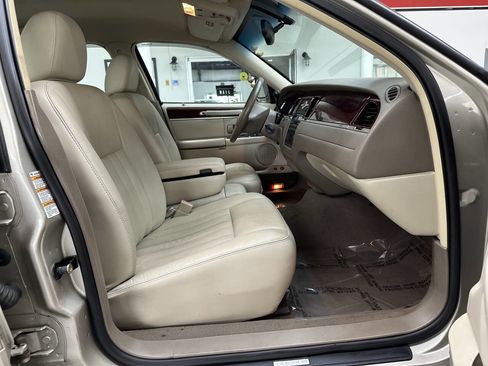 Used 2004 Lincoln Town Car Executive image 17