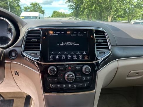 Used 2019 Jeep Grand Cherokee Overland AWD/4WD image 14