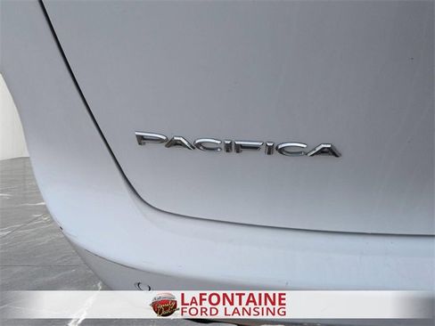Used 2023 Chrysler Pacifica Touring-L image 10