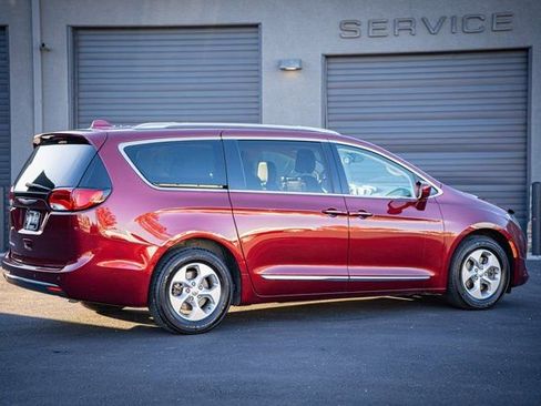 Used 2017 Chrysler Pacifica Touring-L Plus image 7