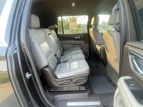 Used 2021 Chevrolet Suburban LT RWD image 32
