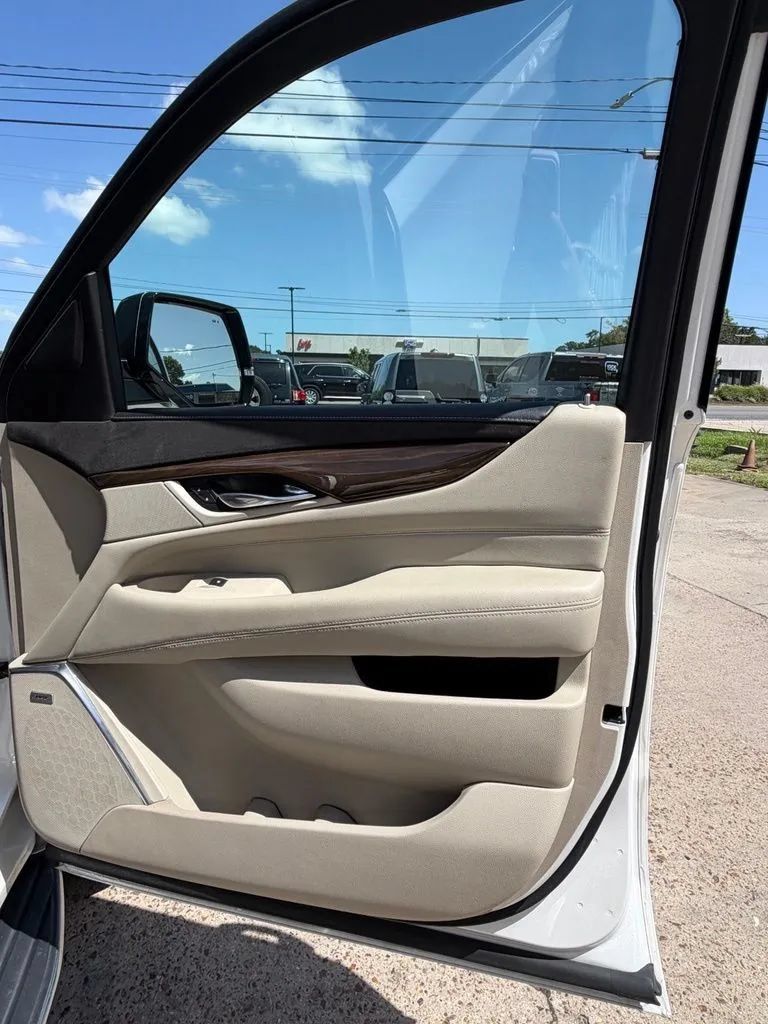 Used 2020 Cadillac Escalade ESV Premium Luxury AWD/4WD image 22