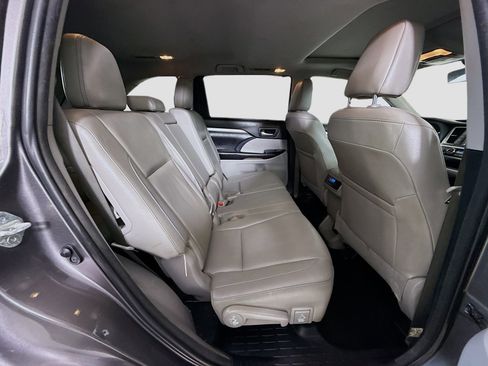 Used 2018 Toyota Highlander XLE image 27