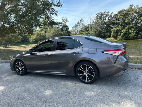 Used 2020 Toyota Camry SE image 3