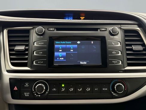 Used 2018 Toyota Highlander LE image 21